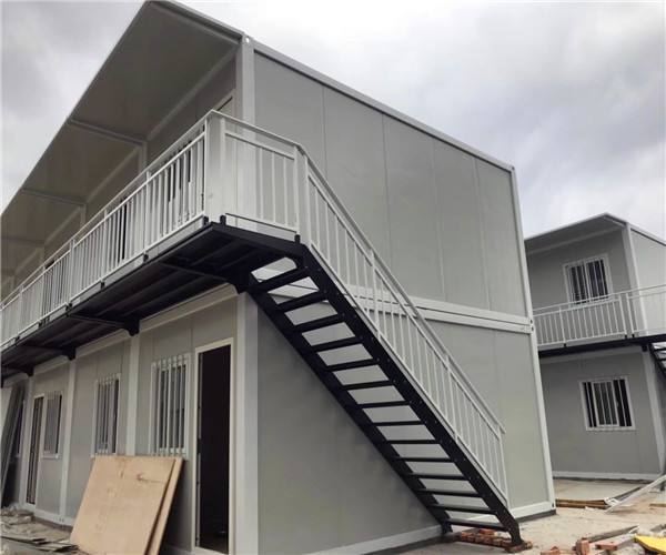 集成房屋是屬于長久性的住宅，使用壽命應該在70年以上，再者就是輕鋼集成房屋結構特別的穩定